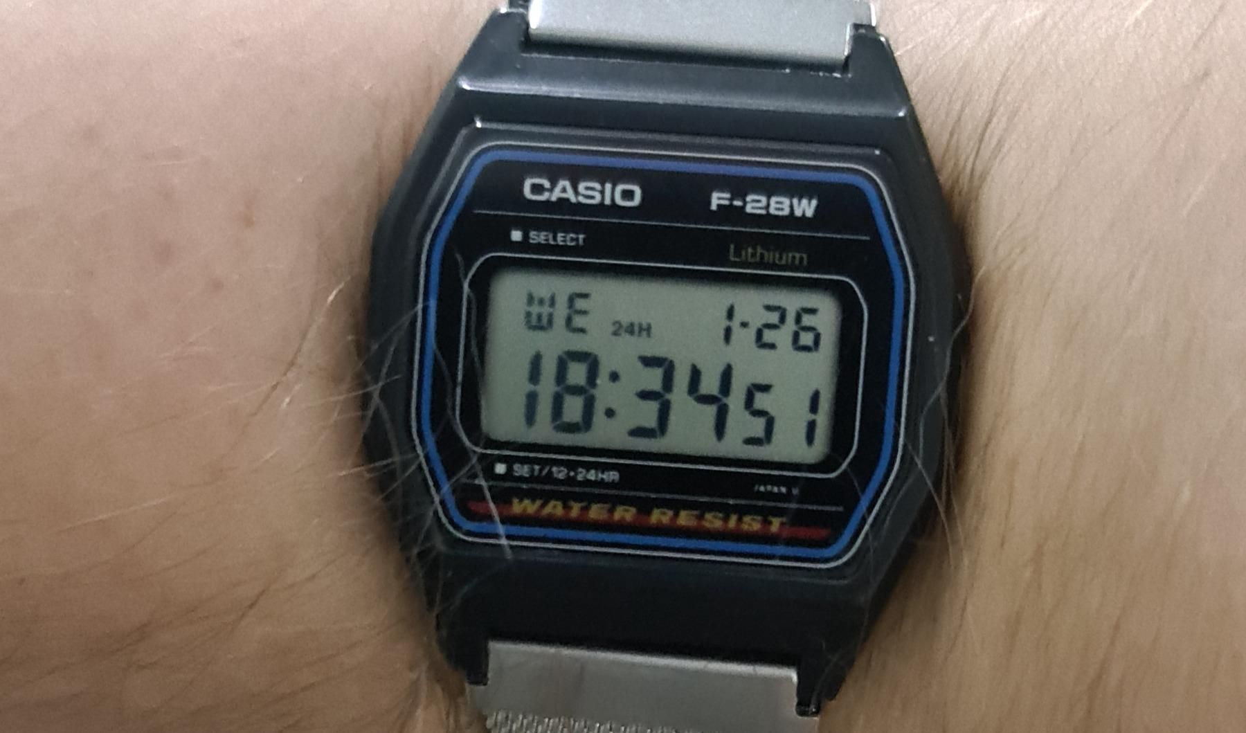 CASIO F-28W デジタル腕時計 ブラック　F28W Casio Men's F28W 1 Classic Digital Watch : Amazon.in: Fashion