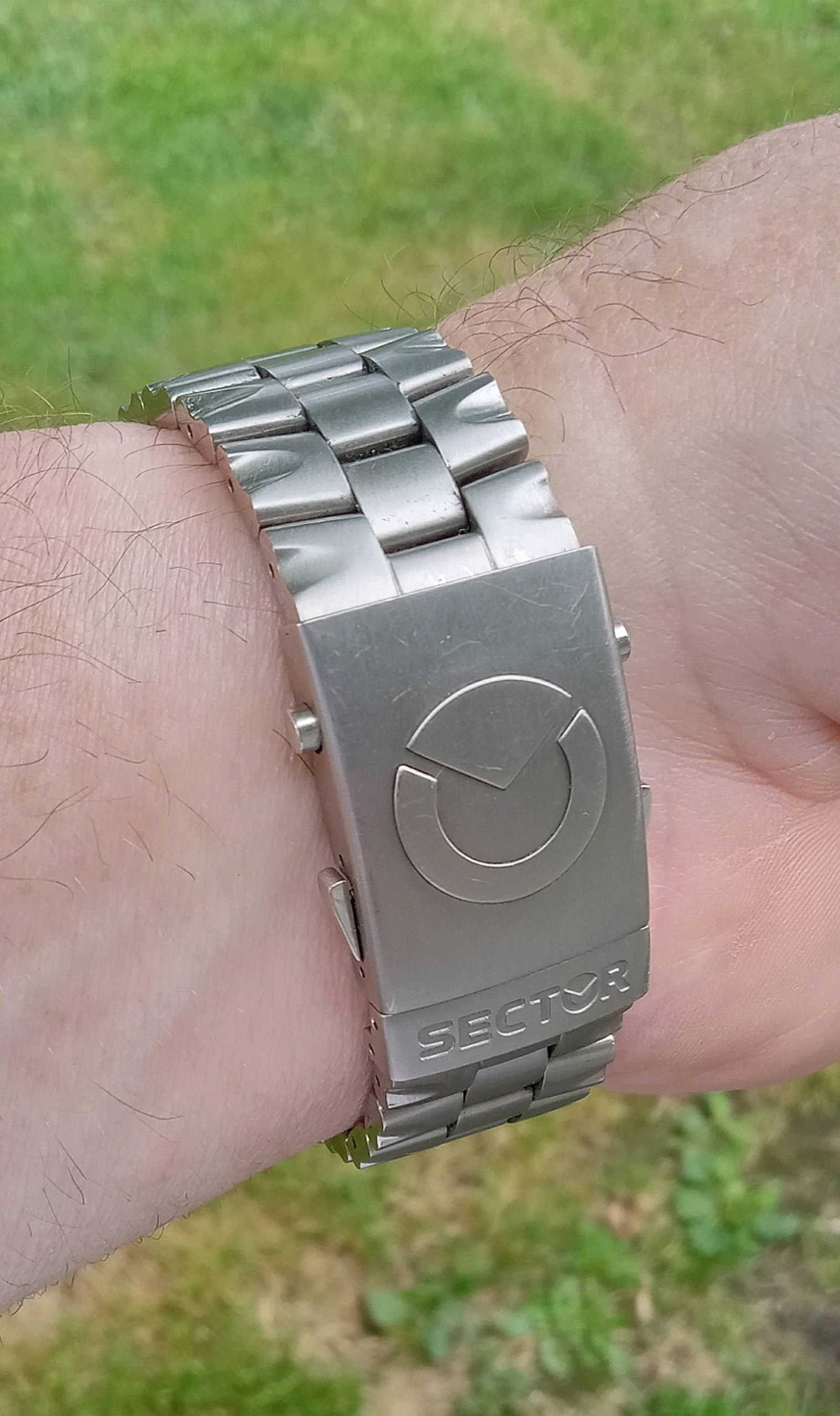 Sector 600 Titanium | WatchCrunch