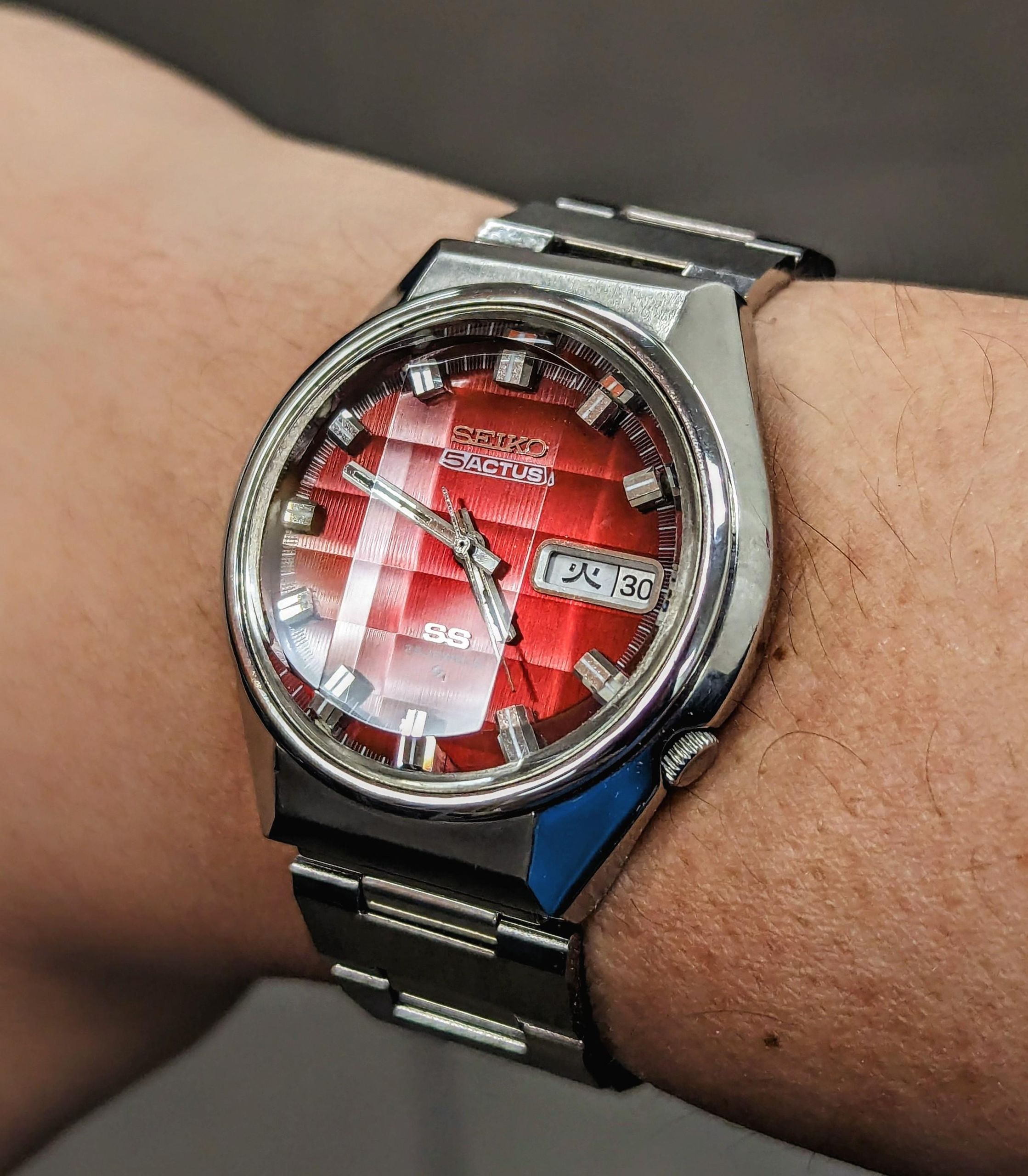 Introducing another vintage Seiko for the watch box. My Seiko 5