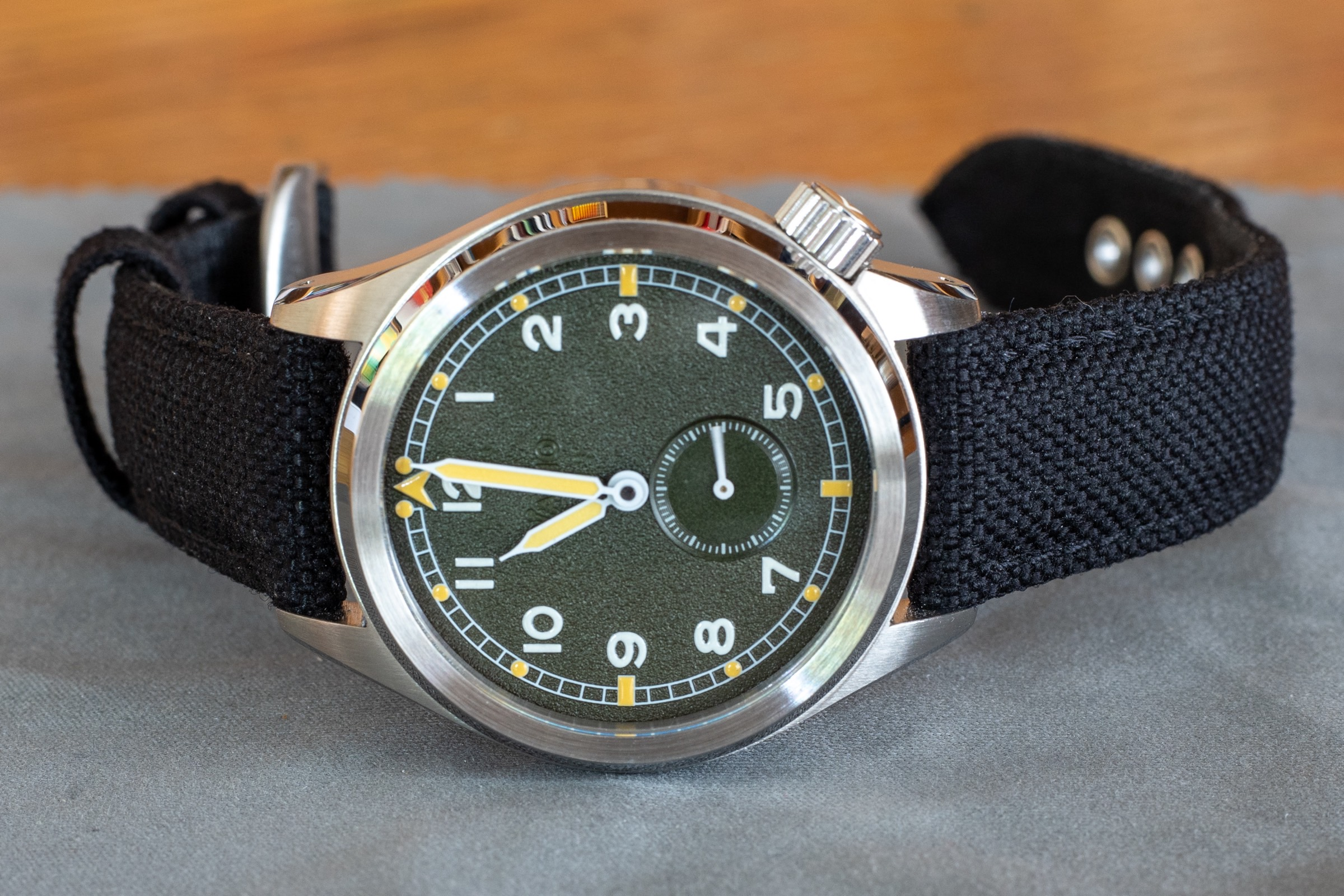 Review: Vario 1945 D12 Automatic Field Watch | WatchCrunch display picture 3