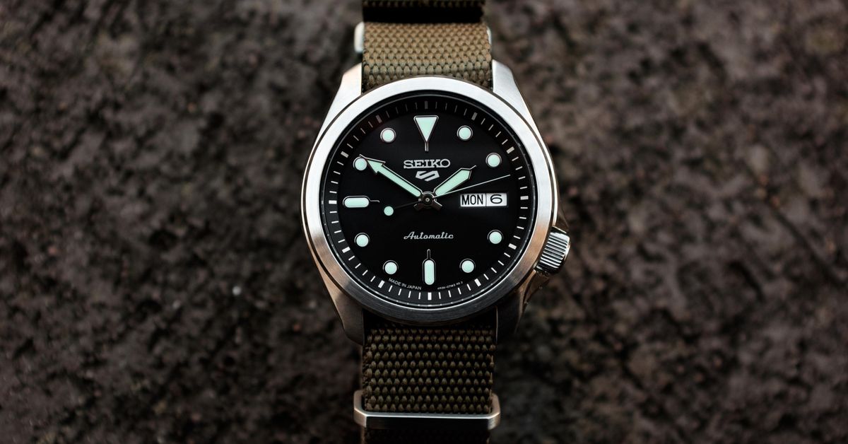 Seiko 5 Sports セイコー5 SRPE67 4R36-08L0 Seiko SRPE67 Review (The Watch That Made Me 