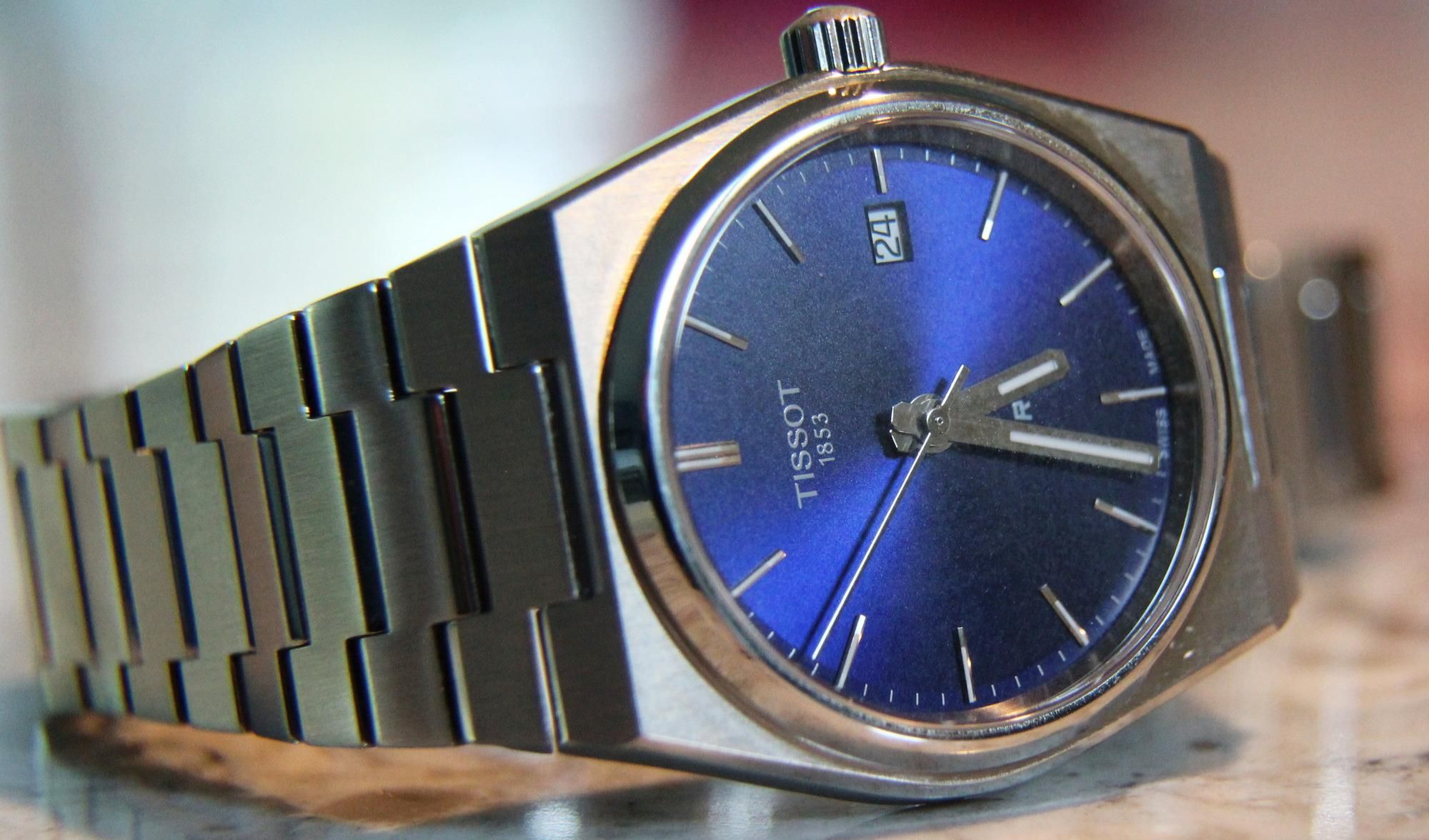 TISSOT PRX 35mm クォーツ Review of the Tissot PRX 35mm Quartz | WatchCrunch