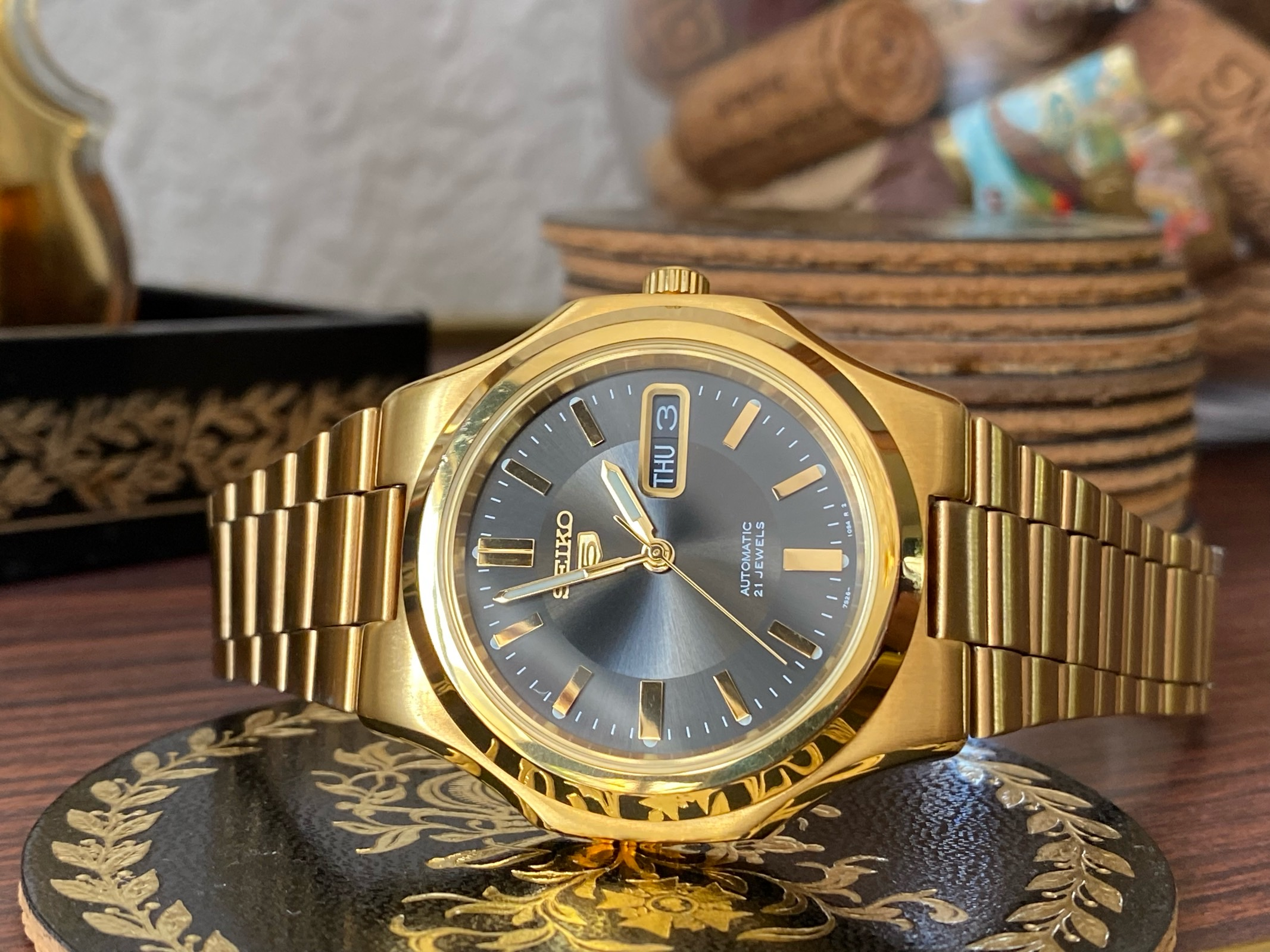 Seiko Gold Plated Watch Beautiful Decorative Dial Seiko SUR592 Coutura Gold-Tone Diamond Bezel Quartz Watch  main image 3