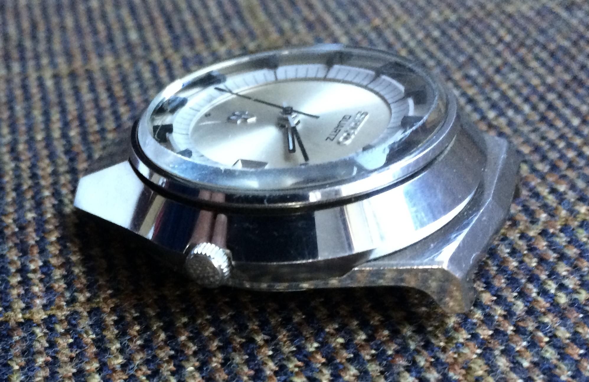Weird asymmetric Seiko QT 3802-7000 | WatchCrunch