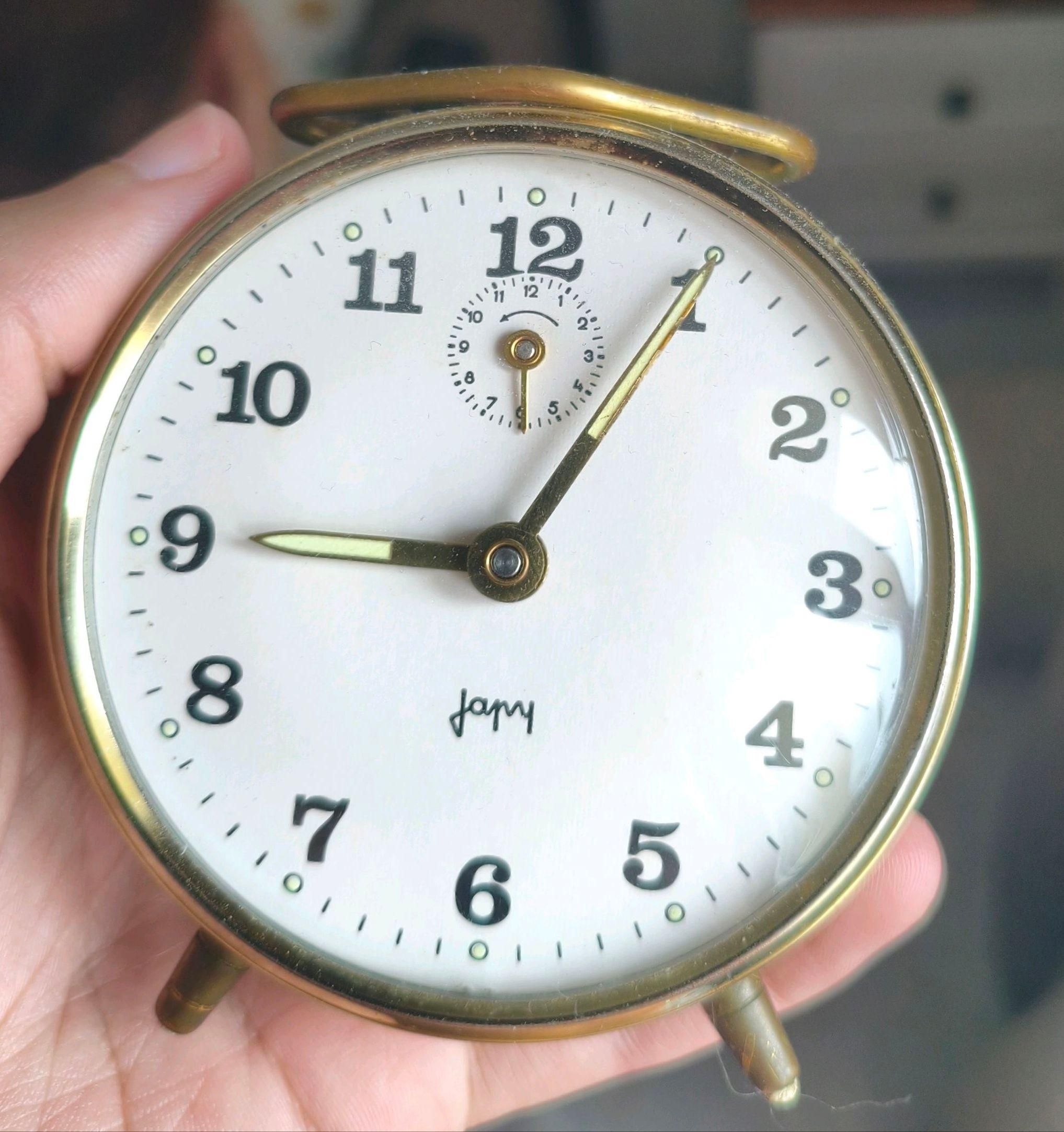 Could this old alarm clock contains Radium ? | WatchCrunch