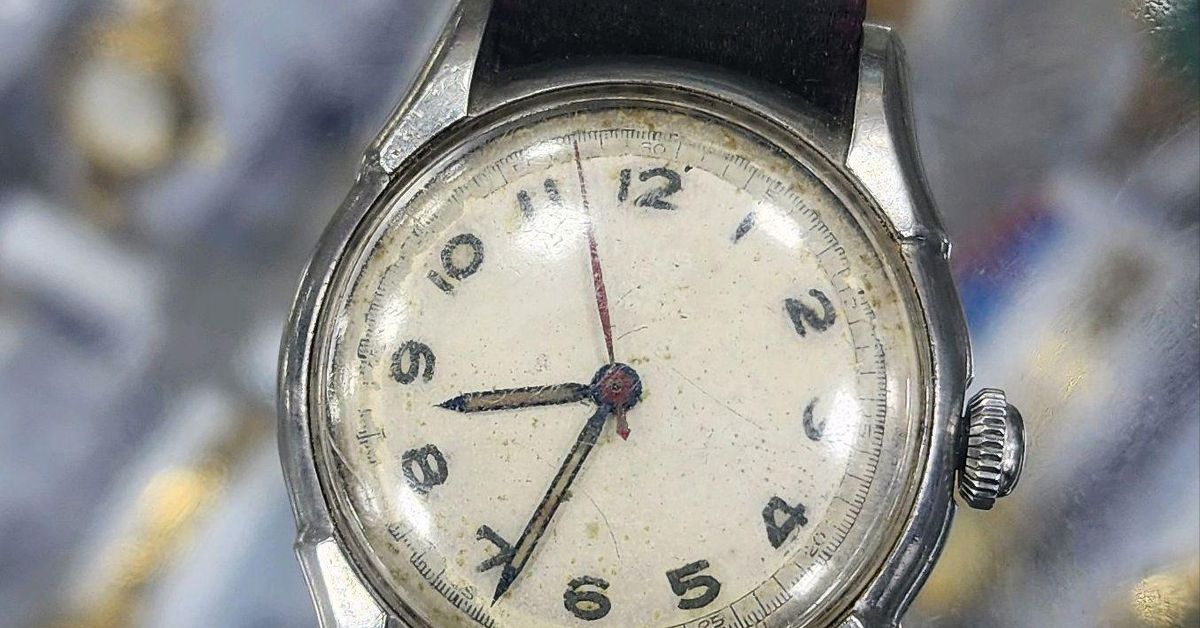 Can anyone help identify this watch? | WatchCrunch