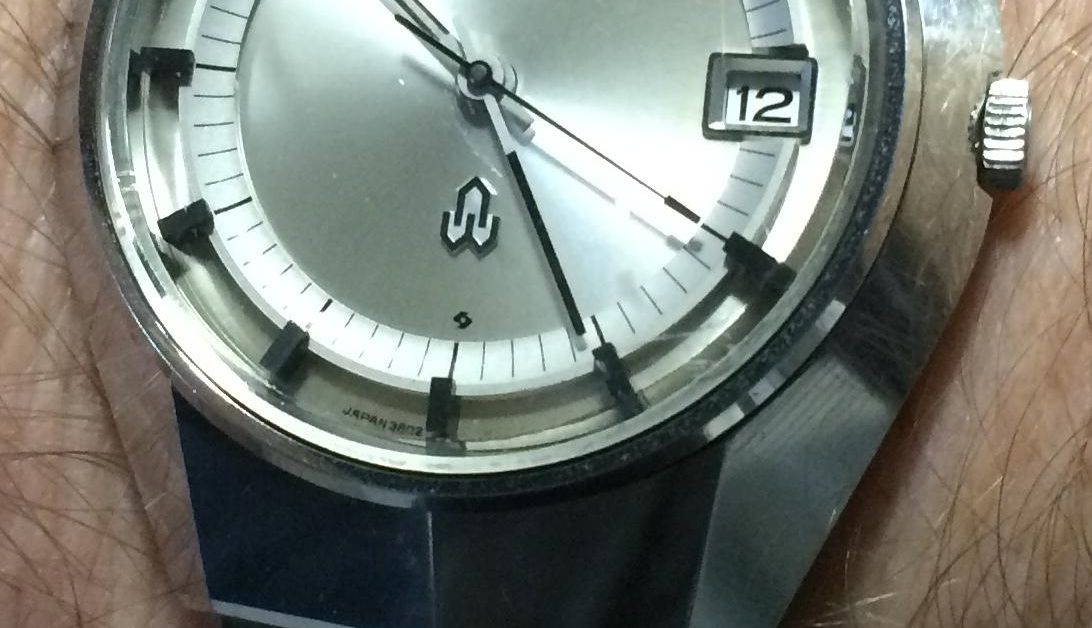 Weird asymmetric Seiko QT 3802-7000 | WatchCrunch