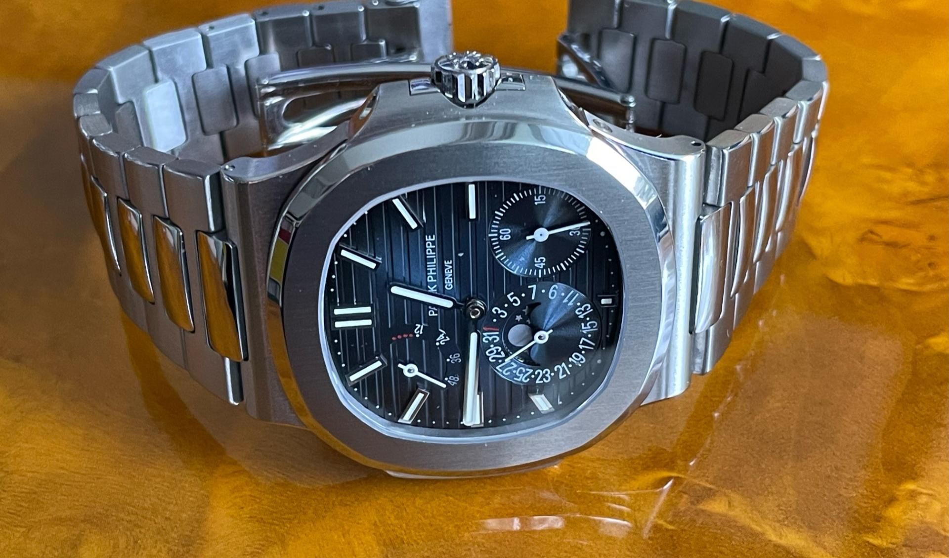 Review Patek Philippe Nautilus 5712/1A-001 moon phase with blue
