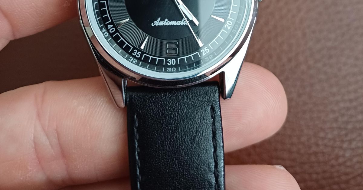 Can someone help me identify this watch please? | WatchCrunch