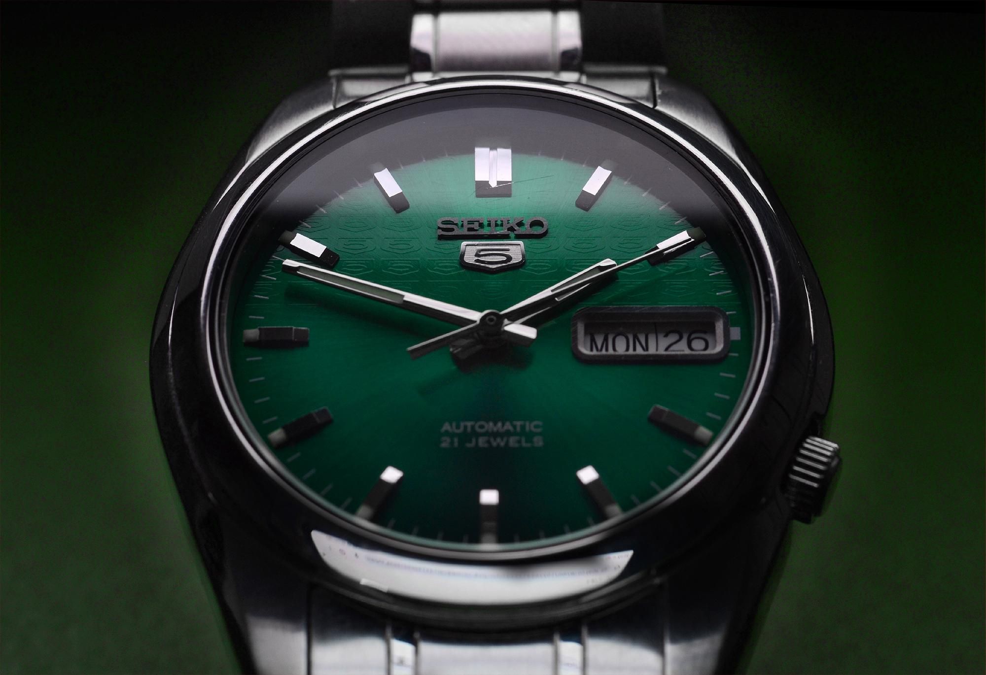 Watches under microscope vol. 20 Seiko 5 SNK543 | WatchCrunch