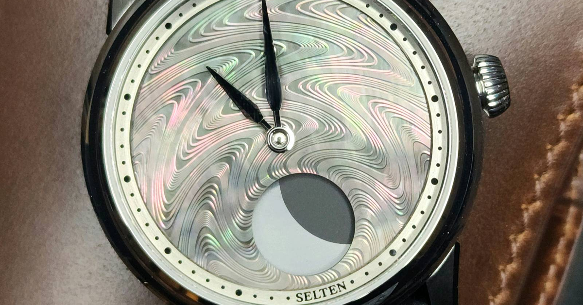 selten-m1-moonphase-cnc-guilloche-mop-black-under-different-lighting